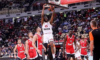 Κάρφωμα ο Χολ και… διαπληκτισμός με Λαρεντζάκη!