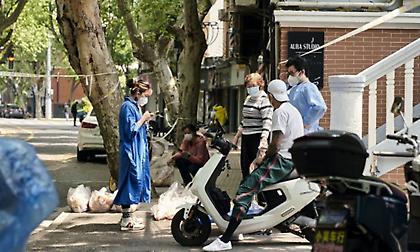 Σανγκάη: Ολόκληρες συνοικίες μετακινούνται σε κέντρα καραντίνας για τον κορωνοϊό