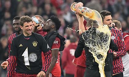 Παραδοσιακό... μπουγέλωμα με μπύρα στον Νάγκελσμαν για το πρώτο του πρωτάθλημα