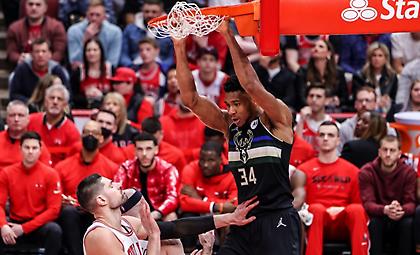 Διέλυσαν τους Μπουλς με καρδιά πρωταθλητή οι Μπακς και έκαναν το 2-1