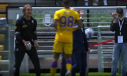 Εκνευρίστηκε και... απείλησε τους παίκτες του με το παπούτσι του ο προπονητής της Σαλερνιτάνα