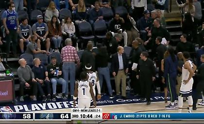 Διαδηλώτρια όρμησε στο παρκέ και οι διαιτητές διέκοψαν το ματς με καθυστέρηση