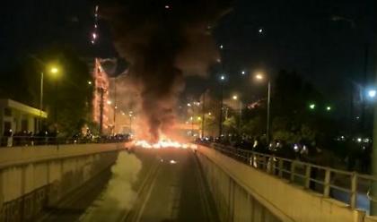 Το Associated Press ανακάλυψε τις μολότοφ στην «εκρηκτική» Ανάσταση του Νέου Κόσμου