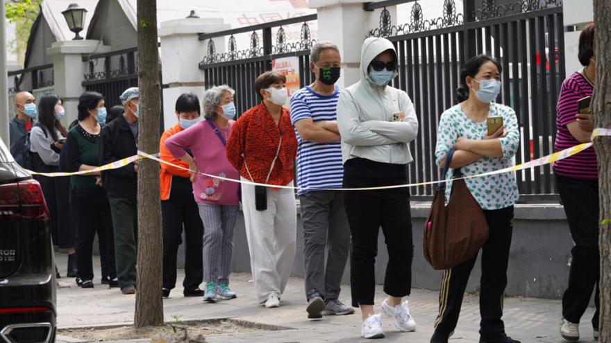 Πεκίνο: Ουρές για τεστ και μαζικές αγορές