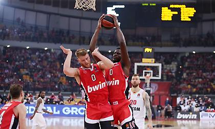 Απίστευτο κάρφωμα του Φαλ... πήρε και το φάουλ!