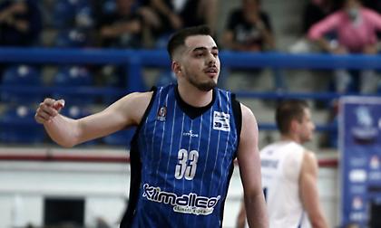 Απίθανο buzzer beater τρίποντο από τον Παπαδάκη