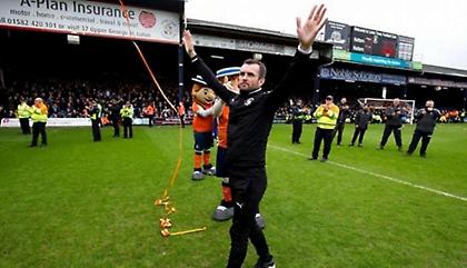 Ο προπονητής της Λούτον έκαψε το τραπέζι του πινγκ πονγκ για να μπουν οι παίκτες στο γυμναστήριο!