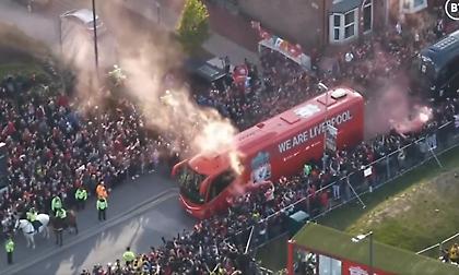 Χαμός! Αποθέωση για την αποστολή της Λίβερπουλ κατά την άφιξη στο «Άνφιλντ»