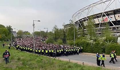 Απόβαση των οπαδών της Άιντραχτ και στο Λονδίνο: «Πλημμύρισαν» από οπαδούς οι δρόμοι!