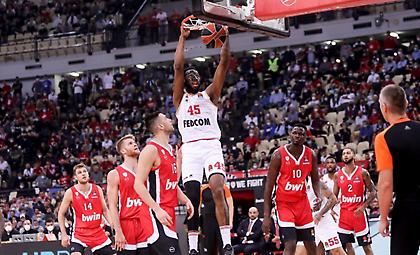 Καταπληκτικό κάρφωμα ο Χολ μπροστά στον Παπανικολάου