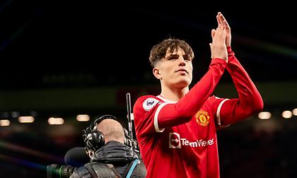 Ο 17χρονος Γκαρνάτσο έκανε ντεμπούτο με τη Γιουνάιτεντ και οι γονείς του έκλαψαν στην κερκίδα