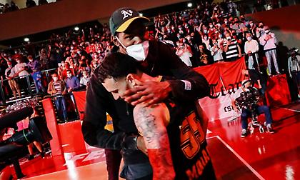 Η αγκαλιά του Ντουράντ στον Τζέιμς μετά τη νίκη της Μονακό