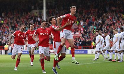 Σήκωσαν ελληνική σημαία στο γήπεδο της Νότιγχαμ Φόρεστ - Το μήνυμα του Μιλτιάδη Μαρινάκη