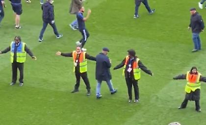 Οπαδοί εισέβαλαν στο γήπεδο και οι σεκιουριτάδες τους άφηναν να περάσουν με τα χέρια ανοιχτά!