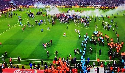 Οπαδοί της Τράμπζονσπορ εισέβαλαν στο γήπεδο πριν τη λήξη γιατί νόμιζαν ότι τελείωσε το ματς!