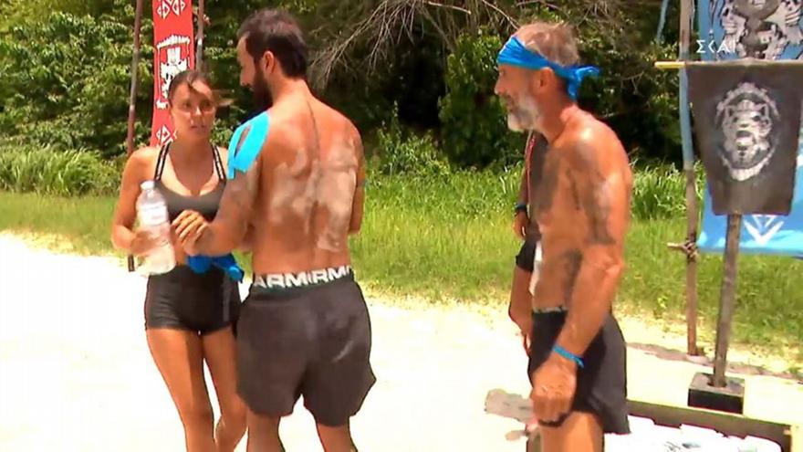 Survivor: Κακός χαμός στον Μπλε πάγκο: Η Σοφιάννα πέταξε νερό στον Τάκη!