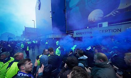 H «καυτή» υποδοχή των φίλων της Έβερτον στην αποστολή της ομάδας πριν το ματς με την Τσέλσι