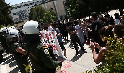 Θεσσαλονίκη: Επίθεση με μολότοφ σε βάρος αστυνομικών δυνάμεων έξω από το ΑΠΘ-Δέκα προσαγωγές