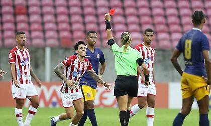 Αποβλήθηκε και επιτέθηκε σε γυναίκα διαιτητή παίκτης στη Βραζιλία!