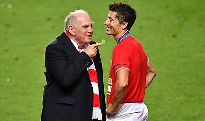 Χένες: «Δεν φεύγει από την Μπάγερν ο Λεβαντόβσκι»