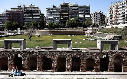 Θεσσαλονίκη: Νεαρό ζευγάρι τραυματίστηκε όταν έπεσε από κάγκελα στην Αρχαία Αγορά