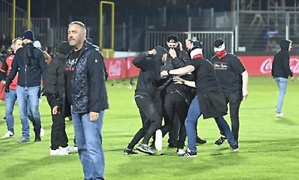 Αγώνας για τα μπαράζ στη δεύτερη κατηγορία Βελγίου τελείωσε, οπαδοί μπήκαν μέσα και άρχισαν το ξύλο