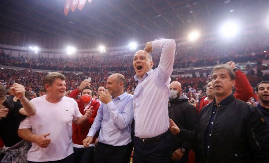 Ένα κουβάρι με τον κόσμο και τους παίκτες οι Αγγελόπουλοι