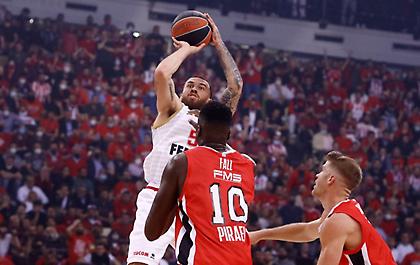 Respect Τζέιμς, πήγε και έδωσε συγχαρητήρια σε όλο τον πάγκο του Ολυμπιακού