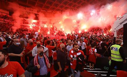 Ολυμπιακός: Ασυγκράτητος ο κόσμος στο ΣΕΦ, μπούκαρε στο παρκέ πριν τελειώσει το ματς!