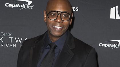 Επίθεση πάνω στη σκηνή δέχθηκε ο Dave Chappelle - Δείτε βίντεο