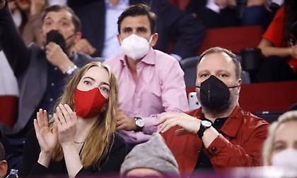 Άρωμα Χόλιγουντ στο ΣΕΦ: Παρούσα η Έμα Στόουν-Πανηγύριζε καλάθια του Ολυμπιακού