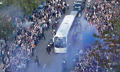 Αποθεωτική υποδοχή από χιλιάδες φιλάθλους της Ρεάλ στην αποστολή για το ματς με τη Σίτι