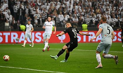 Κόκκινη ο Κρέσγουελ, γκολ ο Μπορέ και… με το 1,5 πόδι στον τελικό του Europa η απίθανη Άιντραχτ!