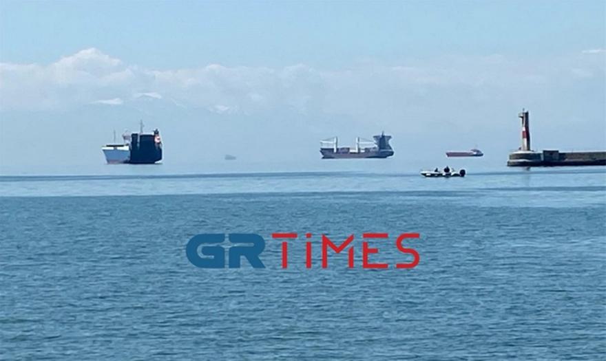 Θεσσαλονίκη: Πλοία «αιωρούνται» πάνω από τον Θερμαϊκό