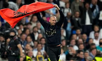 Οπαδός εισέβαλε στο Ρεάλ Μαδρίτης-Μάντσεστερ Σίτι με σημαία της Αλβανίας!