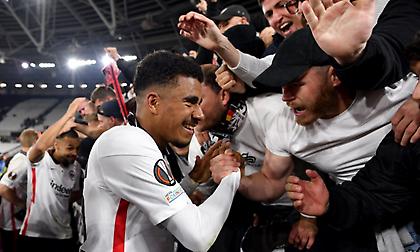 Χαμός με το τελευταίο σφύριγμα στη Φρανκφούρτη: Μπούκαραν στο γήπεδο οι οπαδοί της Άιντραχτ!