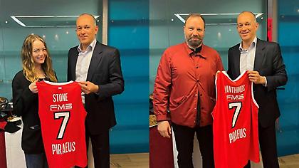 Πήραν φανέλες Ολυμπιακού οι Έμα Στόουν και Γιώργος Λάνθιμος