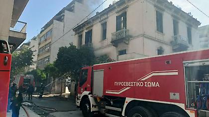 Φωτιά σε κτίριο στην Αθήνα - Απεγκλωβίστηκαν 2 άτομα από την ταράτσα