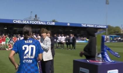 Η Σαμ Κερ της Τσέλσι το... παράκανε με τους πανηγυρισμούς και ξέχασε το μετάλλιό της!