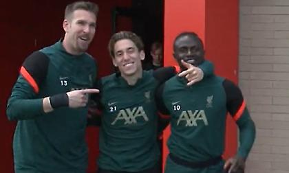 Πνίγηκε στις αγκαλιές: Oι ευχές των παικτών της Λίβερπουλ στον Τσιμίκα για τα γενέθλιά του