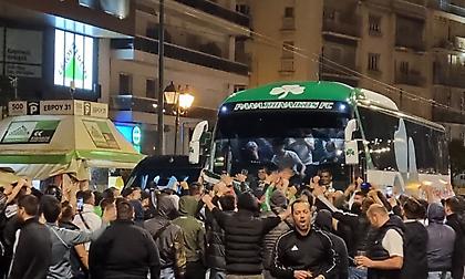 Φίλοι του Παναθηναϊκού… φρέναραν το πούλμαν και αποθέωσαν την αποστολή για το διπλό στο Καραϊσκάκη!