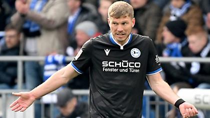 O Κλος τραυματίστηκε στο κεφάλι και η Μπίλεφελντ του... ανανέωσε το συμβόλαιο!