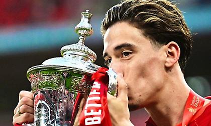 Η απονομή του Κυπέλλου Αγγλίας στη Λίβερπουλ με τον ήρωα Τσιμίκα να σηκώνει την κούπα!