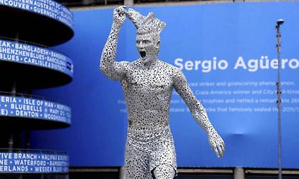 Το νέο άγαλμα του Αγουέρο μοιάζει στον Κρος και ο Γερμανός το παραδέχθηκε!