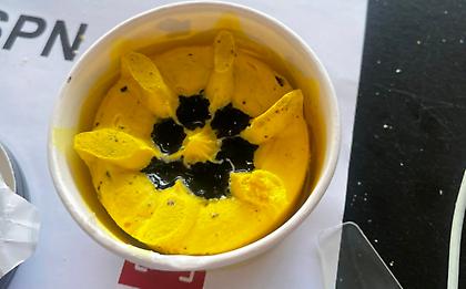 Βεστφαλική φιλοξενία: Στην Ντόρτμουντ κέρασαν... κιτρινόμαυρο παγωτό στο ημίχρονο!