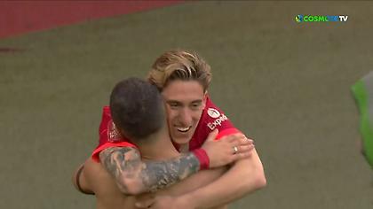 Η... στοργική αγκαλιά του Τιάγκο στον Τσιμίκα μετά το πέναλτι που έδωσε το Κύπελλο στη Λίβερπουλ