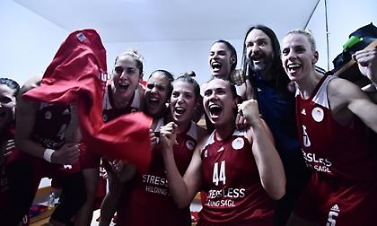 Έξαλλοι πανηγυρισμοί του νταμπλούχου Ολυμπιακού στα αποδυτήρια της Λεωφόρου! (pics)