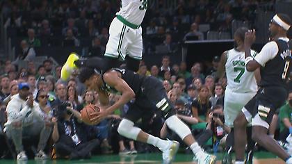 Ατσούμπαλο άλμα του Σμαρτ, πέρασε πάνω από τον Αντετοκούνμπο!