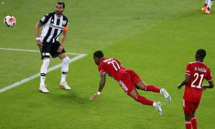 Όταν σε όλες τις φάσεις, οι εξτρέμ του Ολυμπιακού απλά κοιτάνε…