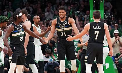 Κατώτεροι της περίστασης οι Μπακς, αποκλείστηκαν με βαριά ήττα στη Βοστώνη